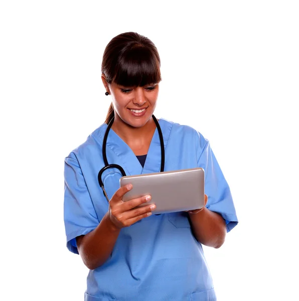 웃는 그녀의 태블릿 pc를 사용 하 여 전문 간호사 — 스톡 사진