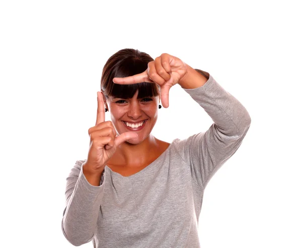 Mujer joven sonriente haciendo forma de marco con la mano —  Fotos de Stock