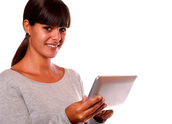 Mujer joven sonriente usando su tableta PC — Foto de Stock