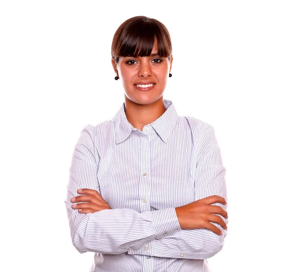 Mujer joven atractiva sonriendo y mirándote — Foto de Stock