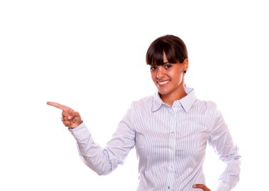 Onu sağa işaret eden genç gülümseyen