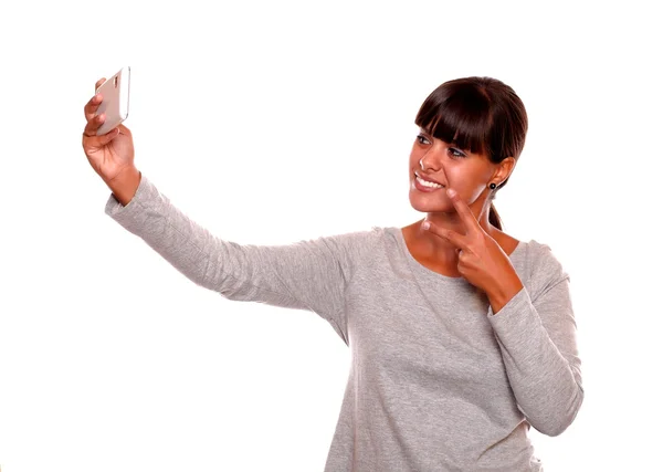 Elegante giovane donna che scatta una foto con il cellulare — Foto Stock
