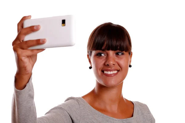 Χαμογελώντας νεαρή γυναίκα λήψη εικόνας με κινητό τηλέφωνο — Φωτογραφία Αρχείου