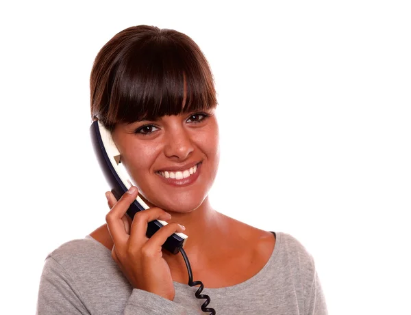 Vriendelijke jonge vrouw spreken op telefoon — Stockfoto