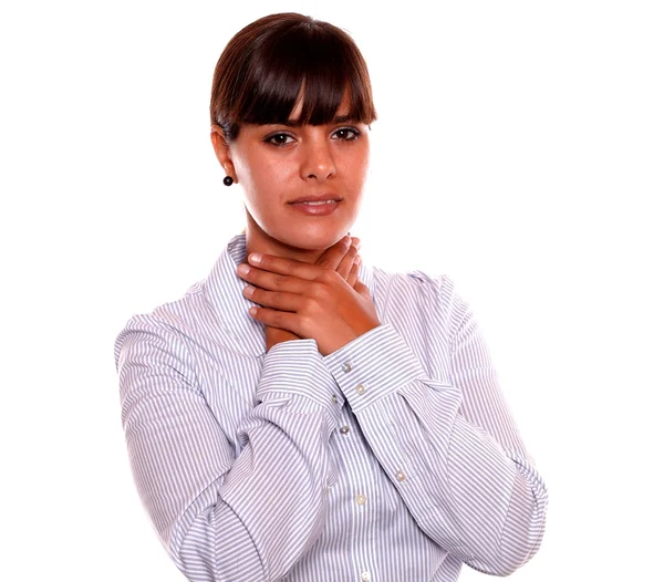 Jeune femme fatiguée debout avec douleur à la gorge — Photo