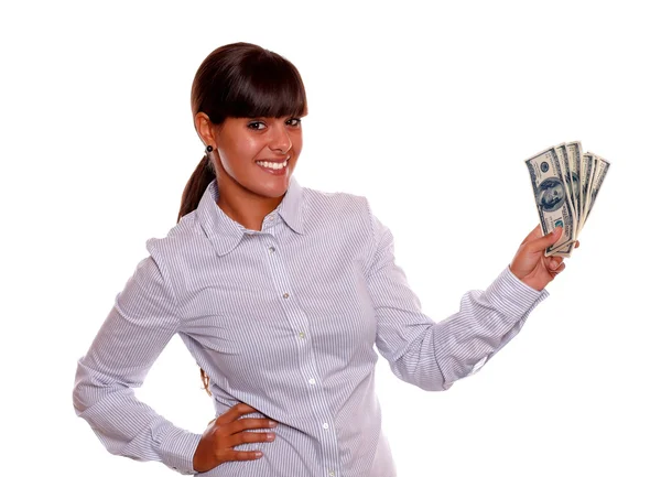 Uśmiechnięta młoda kobieta trzyma pieniądze — Zdjęcie stockowe