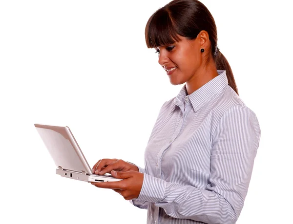 Elegante jovem do sexo feminino trabalhando com computador portátil — Fotografia de Stock