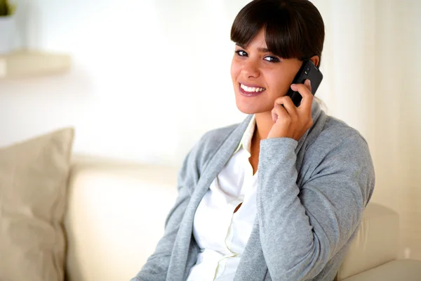 Jovem mulher olhando para você conversando no celular — Fotografia de Stock