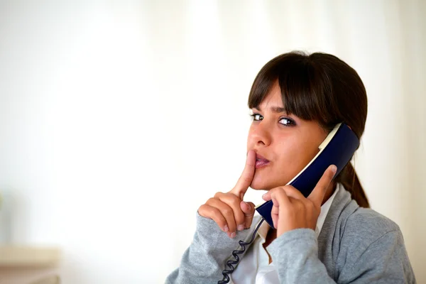 Jonge vrouw verzoekende stilte spreken op telefoon — Stockfoto
