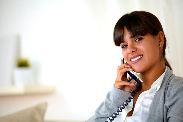 Donna sorridente che ti guarda mentre parli al telefono — Foto Stock