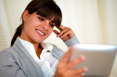 tablet pc ekran üzerinde genç kadın okuma gülümseyerek