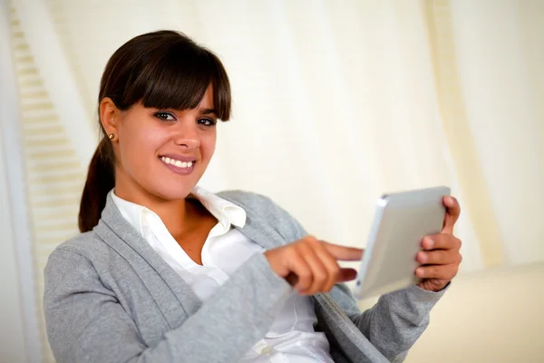 Encantadora joven hembra usando su tableta PC —  Fotos de Stock