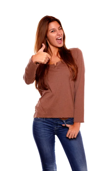 Jovem mulher sorrindo e mostrando-lhe sinal ok — Fotografia de Stock