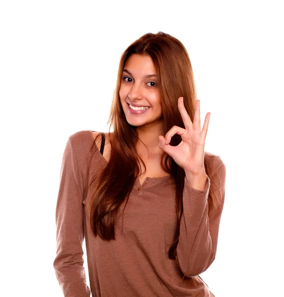 Sorridente giovane ragazza dicendo grande lavoro con la mano — Foto Stock