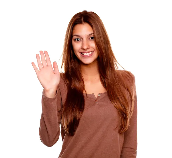 Jonge vrouw glimlachend en zeggen hallo aan u — Stockfoto