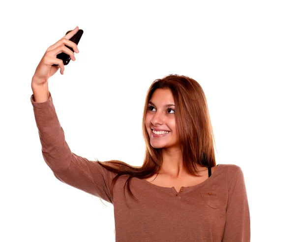 Sorrindo jovem mulher tirando uma foto com celular — Fotografia de Stock