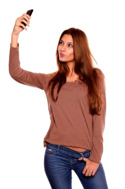 çekici genç bir kadın cep telefonu ile fotoğraf çekme