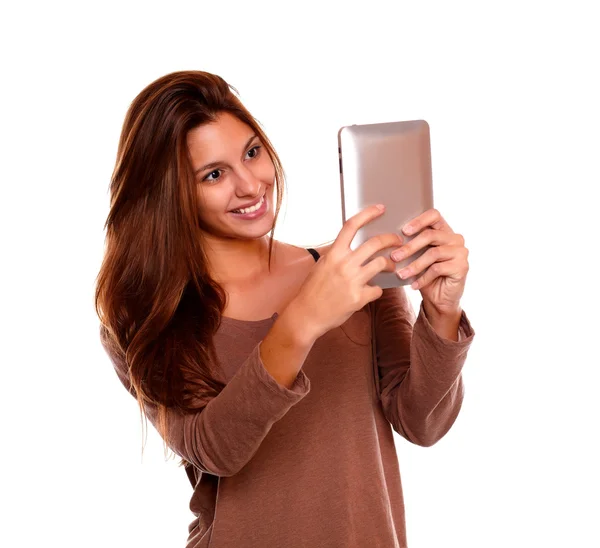 Lächelnde junge Frau liest auf Tablet-PC-Bildschirm — Stockfoto