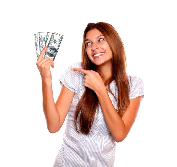 Sorrindo mulher olhando e apontando dinheiro em dinheiro — Fotografia de Stock