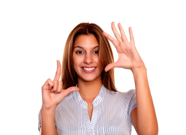 Encantadora joven mujer haciendo marco con sus dedos — Foto de Stock