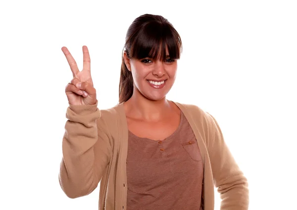 Lächelnde lateinische Frau zeigt dir ein Siegeszeichen — Stockfoto