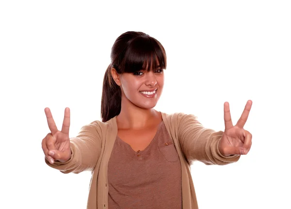 Lateinische Frau lächelt und zeigt dir Siegeszeichen — Stockfoto