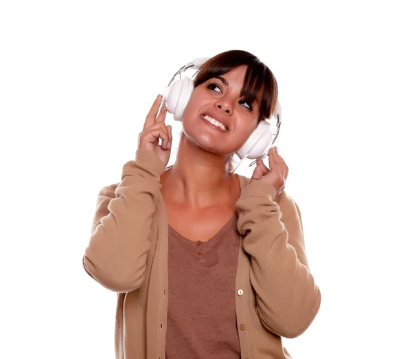 Sorrindo jovem olhando para cima com fones de ouvido — Fotografia de Stock