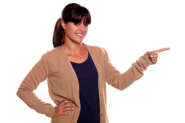 Leende kvinna med fransar som pekar på hennes vänstra — Stockfoto