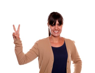 zafer işareti gösteren güzel bir genç kadın