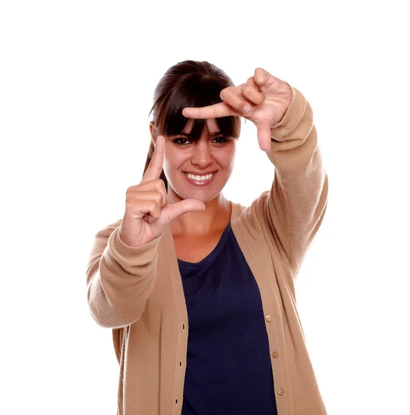 Mulher bonita fazendo moldura com os dedos — Fotografia de Stock