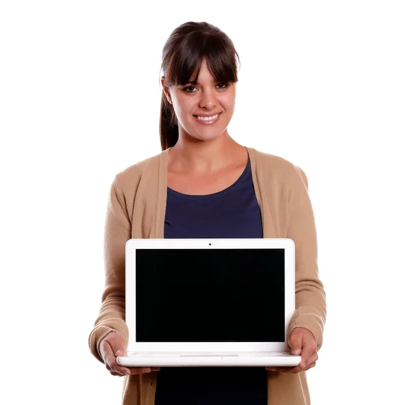 Sorrindo jovem segurando e mostrando seu laptop — Fotografia de Stock