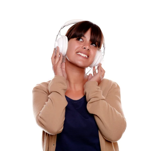 Leende ung kvinna med hörlurar lyssnar musik — Stockfoto