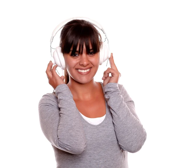 Femme souriante avec écouteurs écoutant de la musique — Photo