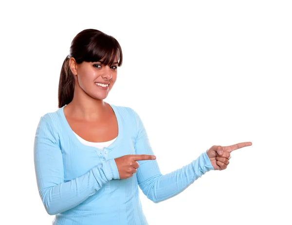 Leende ung kvinna som pekar på hennes vänstra — Stockfoto