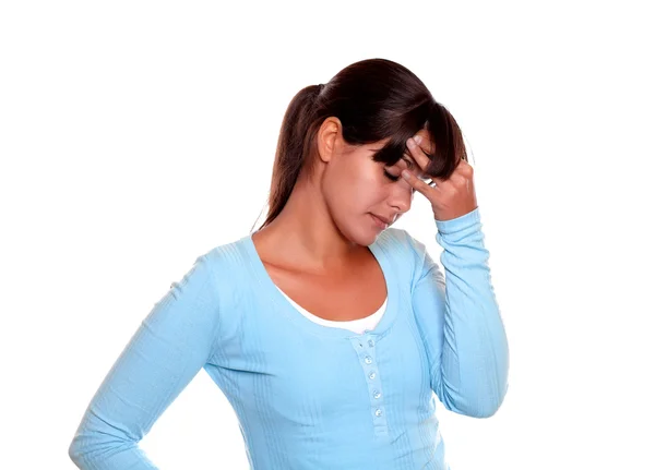 Unavený mladá žena na modré tričko s bolestí hlavy — Stock fotografie