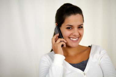 genç bir kadın seni arıyorum cep telefonunda çevrilişi