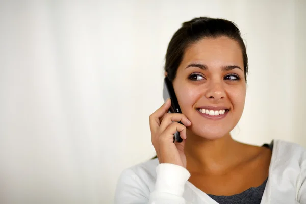 Junge Frau spricht mit Handy und sieht richtig aus — Stockfoto