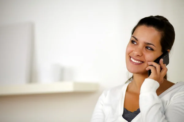 Lachende vrouw spreken op mobiel op zoek juiste — Stockfoto