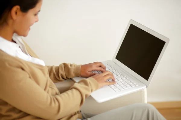 Elegante jovem do sexo feminino trabalhando com computador portátil — Fotografia de Stock