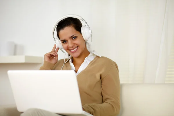 Smiling young woman with headphone looking at you — Stock Photo, Image