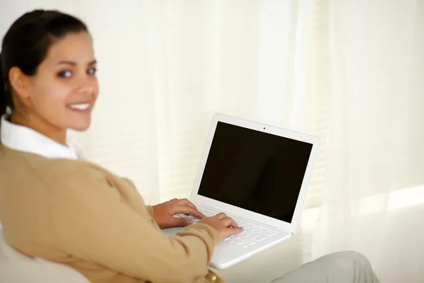 Giovane donna che lavora sul computer portatile che ti guarda — Foto Stock