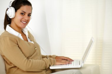 chaming genç kadın ile kulaklık müzik dinleme