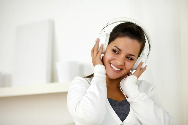 Affascinante donna con cuffie ascoltare musica — Foto Stock