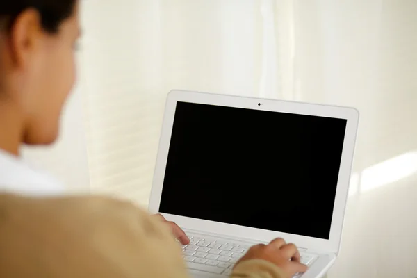 Jonge vrouw die op laptop scherm wilt lezen — Stockfoto