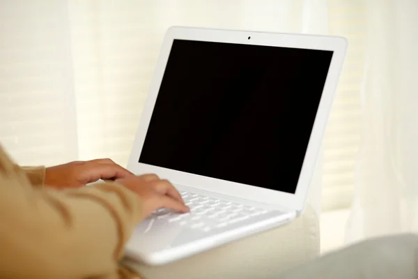 Jonge vrouw werken op laptop computer — Stockfoto