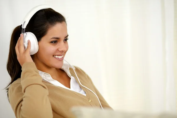 Młoda kobieta z słuchawek słuchania muzyki — Zdjęcie stockowe
