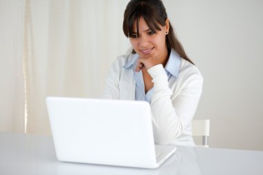 dalgın genç erkek laptop ekranında okuma