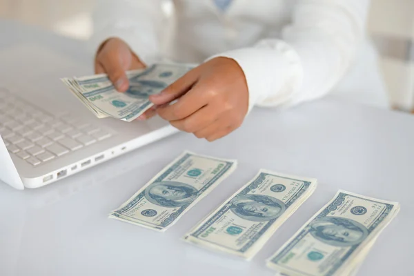 Encantadora joven contando dinero en efectivo — Foto de Stock
