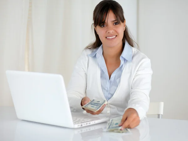 Mujer joven contando dinero en efectivo para comprar —  Fotos de Stock