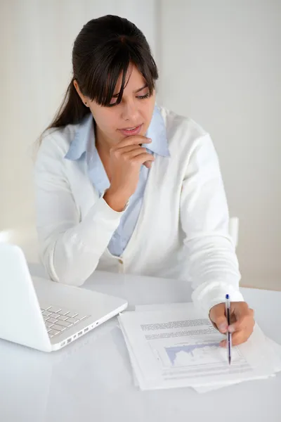 Charmante jeune femme lisant des documents au bureau — Photo